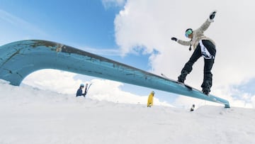 Maria Hidalgo ripando en snowboard en Dachstein.