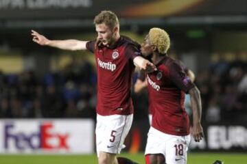 El defensa del Sparta de Praga Jakub Brabec  celebra con sus compañeros el gol que ha supuesto el empate 1-1 frente al Villarreal, durante el partido de ida de cuartos de final de la Liga Europa que ambos equipos disputan en el estadio de El Madrigal. 