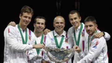 CAMPEONES. Berdych, Stepanek, Safarik (capitán), Rosol y Hajek levantan la Ensaladera.