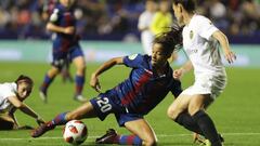 Jesica Silva pelea un bal&oacute;n con una defensa del Valencia.