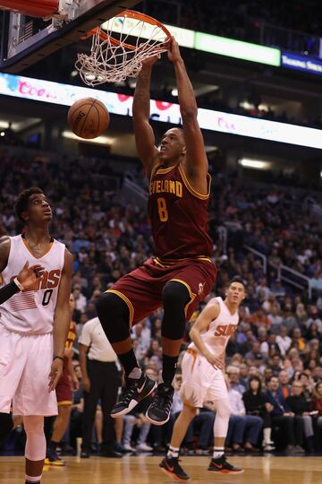 CHANNING FRYE.
No jugó ni un segundo porque a Lue le preocupó su falta de destreza defensiva y sus lagunas en el rebote. Pero seguramente pudo haberlo hecho cuando el partido se rompía y los Cavaliers no eran capaces de obtener nada de su ataque. En algún momento de estas Finales volverá a pista, veremos si dentro de un nuevo plan de juego o en una reacción desesperada. Basta con que meta un par de tiros para que su amenaza saque de zona a los interiores rivales, un arma muy valiosa contra otros rivales pero quizá no tanto contra el estilo defensivo de los Warriors. Eso debió pensar Tyronn Lue, que acabó jugando sin interiores puros y con Richard Jefferson (muy importante en 2016 pero que tiene difícil volver a serlo: 36 años) arañando lo que podía en las zonas.