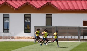 Tras la victoria ante Senegal y la clasificación a octavos de final del Mundial, Colombia vuelve a su campamento y prepara el próximo partido, contra Inglaterra el martes en Moscú.