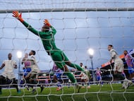 Soccer Football - Premier League - Crystal Palace v Chelsea - Selhurst Park, London, Britain - January 25, 2026 Crystal Palace's Chris Richards scores their first goal past Chelsea's Robert Sanchez Action Images via Reuters/Andrew Couldridge EDITORIAL USE ONLY. NO USE WITH UNAUTHORIZED AUDIO, VIDEO, DATA, FIXTURE LISTS, CLUB/LEAGUE LOGOS OR 'LIVE' SERVICES. ONLINE IN-MATCH USE LIMITED TO 120 IMAGES, NO VIDEO EMULATION. NO USE IN BETTING, GAMES OR SINGLE CLUB/LEAGUE/PLAYER PUBLICATIONS. PLEASE CONTACT YOUR ACCOUNT REPRESENTATIVE FOR FURTHER DETAILS..