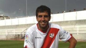 <b>FELIZ. </b>Trashorras, posando con la camiseta del Rayo.