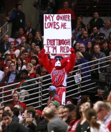 La mascota de los Bulls: "Mi dueño me quiere, aunque sea rojo".