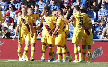 Los jugadores del Barcelona celebrando el gol 0-2 de Junior Firpo 