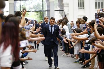 Los jugadores del Real Madrid en el ayuntamiento de Madrid con el trofeo de la Champions League la decimotercera para el club blanco 