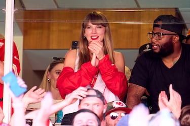 Taylor Swift se ha convertido en una fanática visible de la NFL, principalmente a raíz de su relación sentimental iniciada en 2023 con Travis Kelce, jugador de los Kansas City Chiefs, mostrando gran apoyo en los partidos y aprendiendo sobre el deporte.
