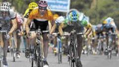 <B>DOBLETE.</b> El Mapei se exhibió con Bettini (derecha) y Garzelli.