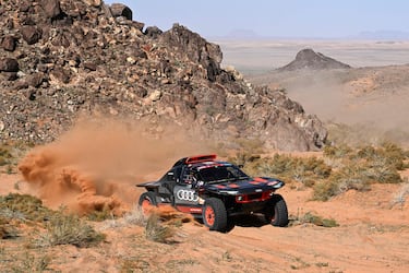 El piloto español del equipo Audi Sport, Carlos Sainz, y su copiloto español, Lucas Cruz, conducen su coche durante la etapa 9 del rally Dakar 2024 entre Hail y Al-Ula.