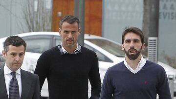 El abogado Jorge de Andr&eacute;s, Amaya y Jordi Figueras llegando al juzgado.