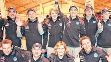 <b>LA ARMADA DE SAINZ. </b>El madrileño (de pie, segundo por la derecha) posó ayer en Lisboa con todos sus compañeros del enorme y poderoso equipo oficial Volkswagen.