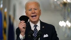 ARCHIVO - En esta fotograf&iacute;a de archivo del 11 de marzo de 2021, el presidente Joe Biden sostiene su mascarilla mientras habla sobre la pandemia de COVID-19 durante un discurso en horario estelar de la Casa Blanca en Washington. 