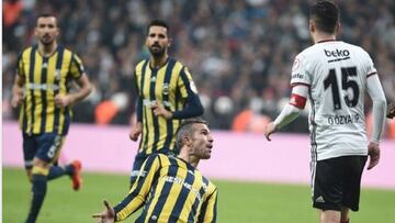 El show más agresivo y patético de Van Persie en el derbi turco