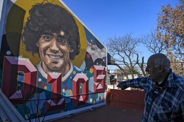 Visitamos la casa en la que vivió el astro argentino durante su etapa como futbolista del Argentinos Juniors (1978-1980) en el barrio de La Paternal en Buenos Aires. La vivienda se ha convertido en un curioso museo. En la foto, Alberto Pérez, director del