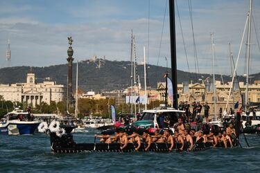 La Copa América, que pone en juego las embarcaciones tecnológicamente más avanzadas del planeta, reserva
un hueco a la tradición. Cada jornada, el Emirates Team New Zealand, que se proclamó campeón nuevamente, fue escoltado a su salida de puerto por Te Kawau, en la imagen, una barcaza típica de las tribus maoríes.
