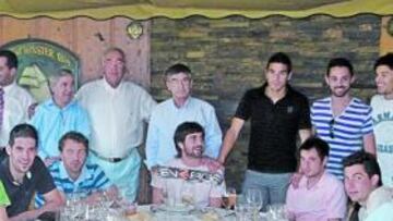 <b>MÁS FIESTAS. </b>La plantila del Cádiz no para desde que logró el ansiado ascenso a la categoría de plata del fútbol nacional. Ayer le tocó el turno al mítico Superpaco, que organizó una mariscada para jugadores, cuerpo técnico y directivos. El ex futbolista amarillo Dani Navarrete llevó una tarta de su pastelería.