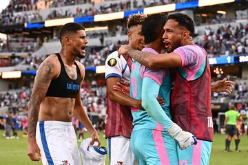 Panama's goalkeeper Cesar Samudio (R) and teammates celebrate after winning the Concacaf 2023 Gold Cup semifinal football match against USA at Snapdragon Stadium in San Diego, California on July 12, 2023. (Photo by Patrick T. Fallon / AFP)