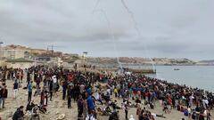 -FOTODELDIA- GRAF071. FNIDEQ (MARRUECOS), 18/05/2021.- FNIDEQ (MARRUECOS), 18/05/2021.- Cientos de personas esperan en la playa de la localidad de Fnideq (Castillejos) para cruzar los espigones de Ceuta este martes en una avalancha de inmigrantes sin prec