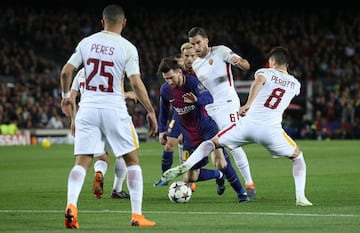 Messi con Kevin Strootman y Diego Perotti.