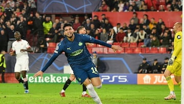 SEVILLA, 29/11/2023.- El delantero del PSV Ricardo Pepi celebra tras marcar el tercer gol ante el Sevilla, durante el partido de la fase de grupos de la Liga de Campeones que Sevilla FC y PSV Eindhoven disputan este miércoles en el estadio Ramón Sánchez-Pizjuán. EFE/Raúl Caro
