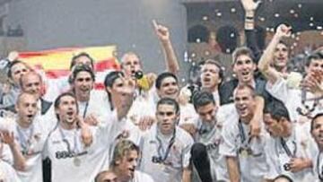 <b>UN 2006 INOLVIDABLE. </b>Excepcional estampa con el Sevilla, momentos después de haber conseguido ganar la Supercopa de Europa.