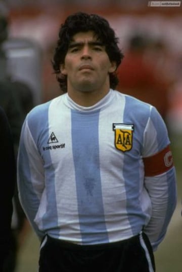 SELECCIÓN ARGENTINA: Diego Maradona visitiendo la albiceleste. En la selección, escribió las mejores páginas de su carrera.