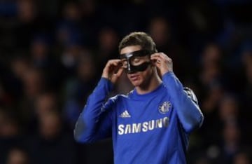 Fernando Torres se ajusta la máscara durante el partido de Europa League ante el Rubin Kazan en su etapa con el Chelsea (2013).