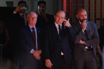 El presidente del Sevilla FC Jesús Castro y Monchi a la llegada del féretro de José Antonio Reyes.
