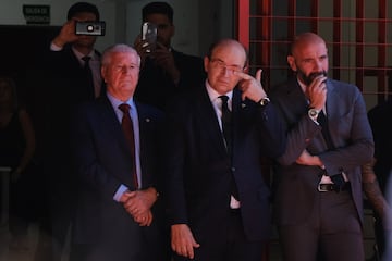 El presidente del Sevilla FC Jess Castro y Monchi a la llegada del fretro de Jos Antonio Reyes.