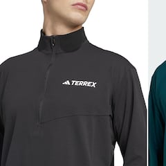 Adidas tiene una de las mejores camisetas de manga larga para ir a la montaña: es ligera, elástica y no huele