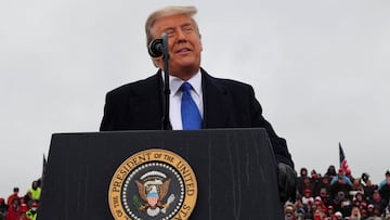 El presidente de los Estados Unidos, Donald Trump, habla con sus seguidores durante un mitin de campaña en el Aeropuerto Internacional de la Región Capital en Lansing, Michigan, Estados Unidos, 27 de octubre de 2020.