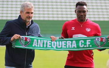 Kameni con el presidente del Antequera, Ángel González.