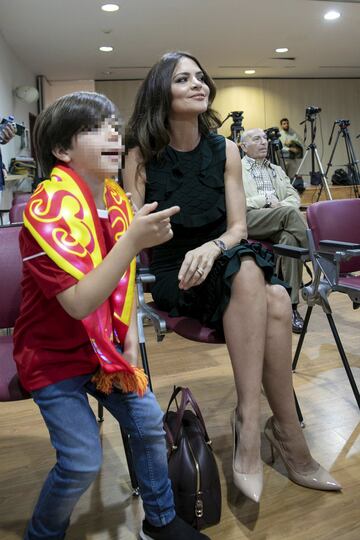 La mujer de Guti, Romina Belluscio y su hijo durante la presentación. 