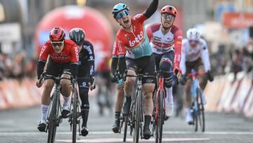 Milan Menten celebra su victoria al esprint en Le Samyn.