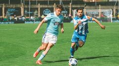 Sergio Carreira conduce el bal&oacute;n contra el Deportivo en el derbi gallego entre el el filial del Celta y el conjunto coru&ntilde;&eacute;s disputado en Barreiro. 