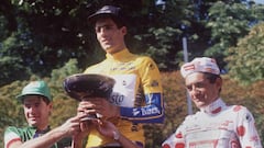 El ciclista espa&ntilde;ol Miguel Indurain se proclama vencedor del Tour&#039;91. En la imagen, Indurain sostiene la copa junto a Bugno y Chiapucci, segundo y tercero, respectivamente. 