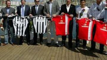 <b>MARCO INCOMPARABLE. </b>Los protagonistas del derbi posaron para todos los medios antes de la comida organizada por la Federación.