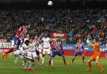 ¡GOL ANULADO AL ATLÉTICO DE MADRID! Córner desde la esquina izquierda que tocó de cabeza Godín, pero apoyándose con las dos manos en un rival, antes de dejarle el balón en boca de gol a Tiago, lo justo para que lo introdujera enlas mallas. Bien anulado.