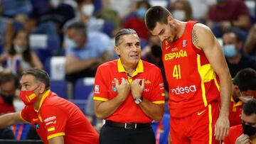 Sergio Scariolo, head coach of Spain, talks to Juancho Hernangomez of Spain during the Tokyo 2020 Challenge preparatory basketball match played between Spain and Iran at Wizink Center on July 05, 2021 in Madrid, Spain.
 AFP7 
 05/07/2021 ONLY FOR USE IN SPAIN