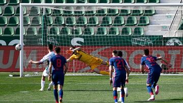 Fidel se estrella con el palo en el partido contra el Atlético.