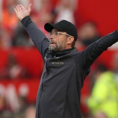 El Liverpool se atasca en Old Trafford pero salva el liderato