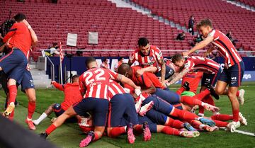 Los jugadores rojiblancos celebran el 2-1 de Luis Suárez. 