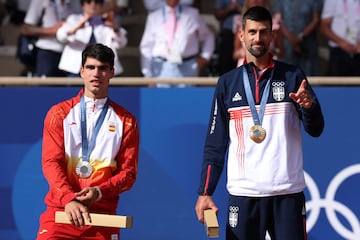 Alcaraz (plata) y Djokovic (oro) en el podio de los pasados Juegos de Pars. 