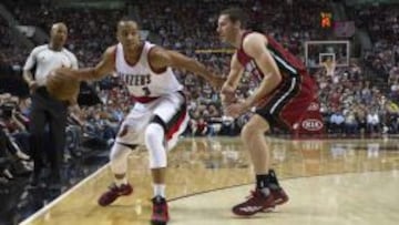 C.J. McCollum, defendido por Gorand Dragic.