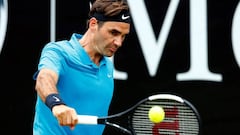 Roger Federer devuelve una bola ante Milos Raonic en el torneo de Stuttgart.