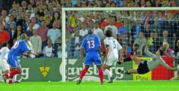 2-1. Trezeguet marcó con la zurda en el descuento el 'gol de oro' que dió la victoria a Francia.