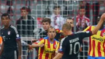 <b>TENSIÓN. </b>Jugadores del Bayern y del Valencia miran expectantes el lanzamiento de una falta de Robben.