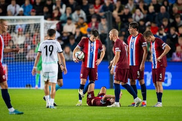 Martin Ødegaard se duele en el suelo tras una fuerte torcedura de tobillo sufrida en un partido con la Selección noruega.