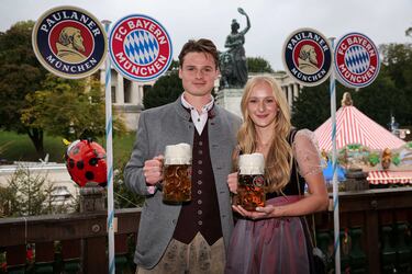 Jonas Urbig con su pareja, Katharina, durante la fiesta del Oktoberfest celebrada en Múnich.